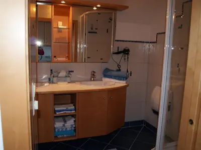 Bad mit Runddusche + Elektrostrahler