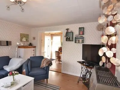 Wohnzimmer mit Fernseher und Blueray Player