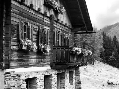 Almhütte "Gipper" schwarz weiß