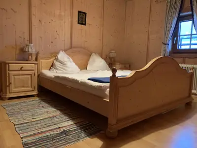 Doppelzimmer mit Treppe ins Obergeschoß