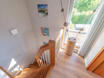 Treppenaufgang mit Außenfenster