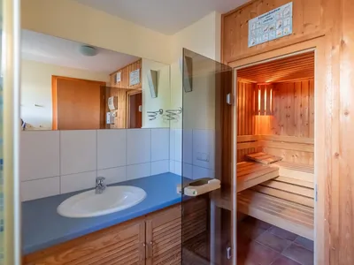 Duschbad mit Zugang zur Sauna