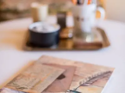 Wohnbereich. Gästebuch im Kaminzimmer