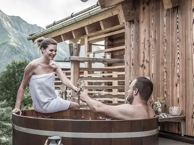 großer Frischwasser-Badezuber mit Sternenblick