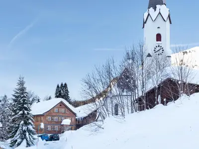 Pfarrhof mit Kirche