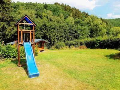 Garten. Spielturm und Aussensauna
