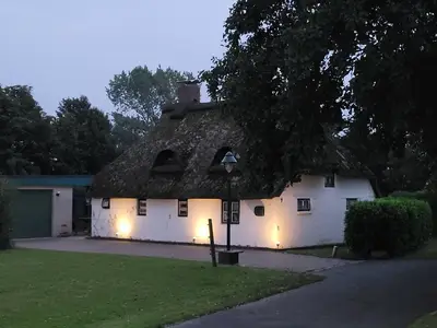 Der Tag neigt sich dem Ende. Blick aus der Ferne auf´s Haus