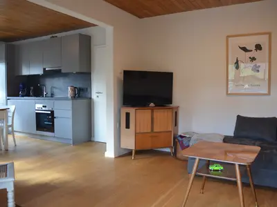 Wohnzimmer mit offener Küche