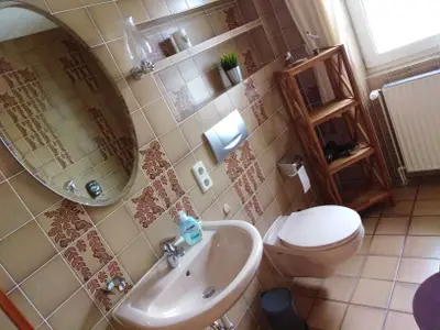 Badezimmer mit Dusche und Badewanne