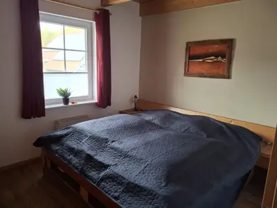 Schlafzimmer EG mit Doppelbett aus Naturholz
