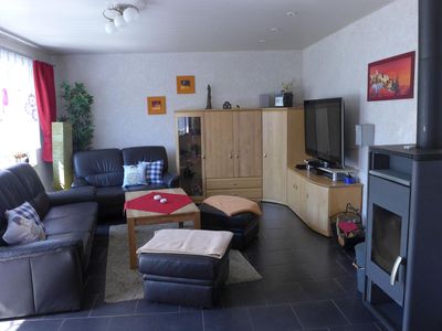 Wohnbereich. Wohnzimmer mit Kamin und Fernseher