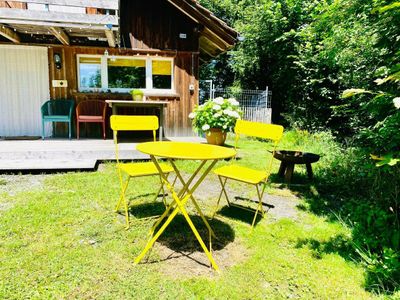 der Sitzplatz mit einer grossen Terasse und vielfältigen Sitzmöglichkeiten in der Sonne und im Schatten