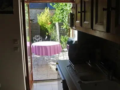 Ausgang auf die terrasse und den umzâuntengarden