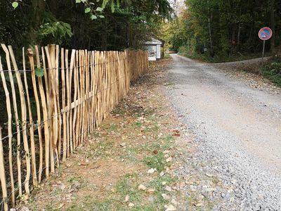 Waldweg hinter dem Haus