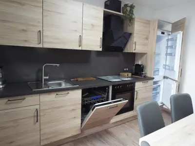 moderne Küche mit Spülmaschine