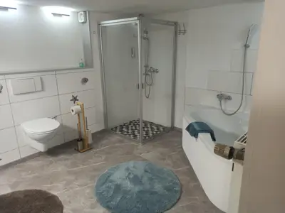 Bad (Dusche und Badewanne)