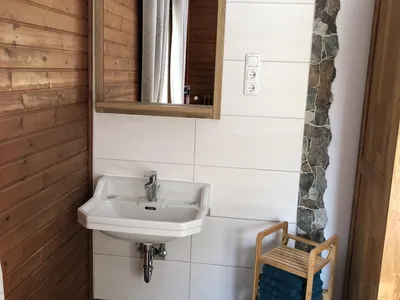 Schlafzimmer mit Waschbecken
