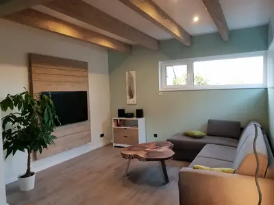 Wohnzimmer mit 55" Flachbildfernseher