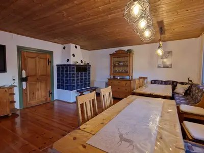 Aufenthaltsraum mit Kachelofen