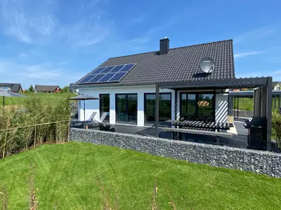 Außenansicht des Gebäudes. Terrasse