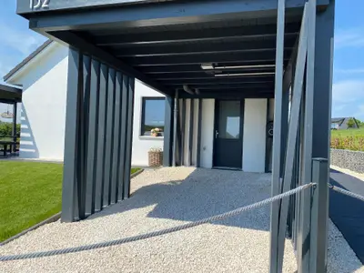 Außenansicht des Gebäudes. Carport