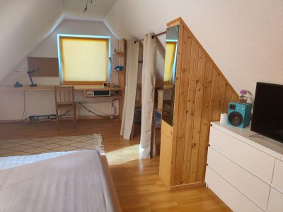 Schlafbereich. Schlafzimmer im Dachgeschoss, kleiner Schreibtisch mit "Aussicht"