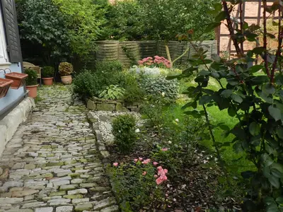 originaler Gartenweg von 1602, zum Sitzplatz führend