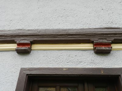 Detail der restaurierten Fachwerkhausfassade