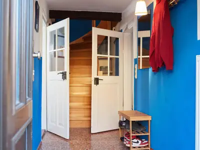 Flur im EG mit Garderobe und Treppe ins OG