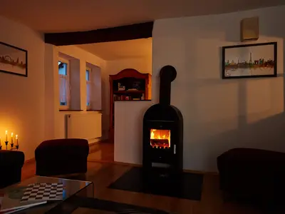 Wohnzimmmer im EG mit Kaminofen am Abend