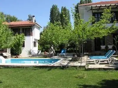 Links Villa II und Rechts Villa I  mit beiden Appartements im OG und EG