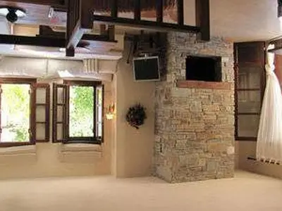 Das Appartement im OG / Wohnzimmer mit Kamin