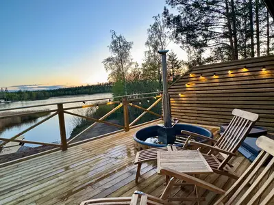Terrasse mit eingelassener Badetonne