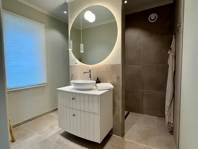 Duschbad mit begehbarer Dusche und wandhängendem WC