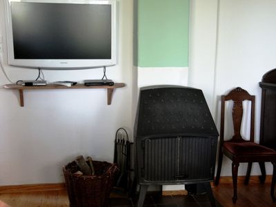 Tradition trifft Moderne: Kamin und TV-Gerät