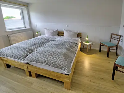 Schlafzimmer 1 mit zwei Einzelbetten