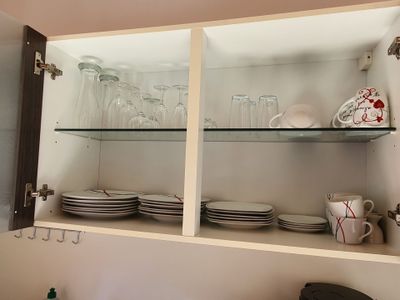 Ferienhaus 1 Küchenschrank Gläser und Teller