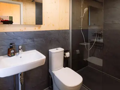 WC, Waschbecken und Dusche