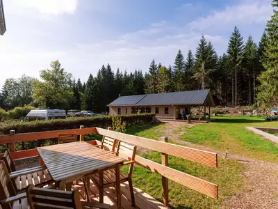 Blick von der Terrasse aufs Hauptgebäude