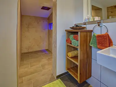 Bad mit begehbarer Dusche
