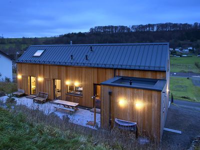 Rückansicht Haus Terrasse Abends