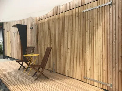 Vorderansicht Holzterrasse