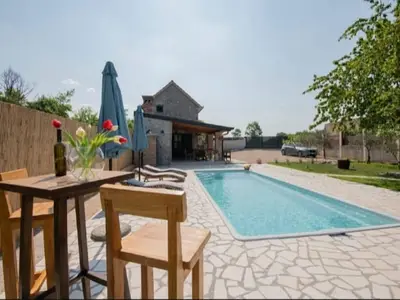 PoolOfHouse