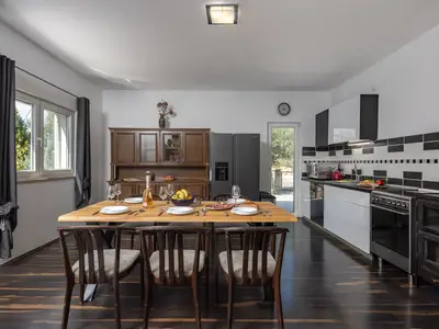 Küche und Essbereich