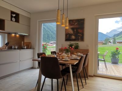 Lodge Mira - Küche mit Blick auf Terrasse