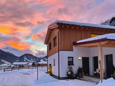 Lodge eingetaucht in winterliche Abendstimmung