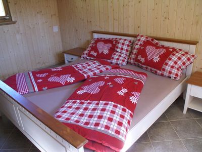 Schlafzimmer mit Doppelbett, und kleinem Massenlager für max. 3 Kinder (Zugang über eine Leiter)