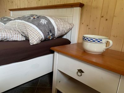 Schlafzimmer mit Doppelbett mit kleinem Massenlager für max. 3 Kinder (nur über eine Leiter zugänglich)