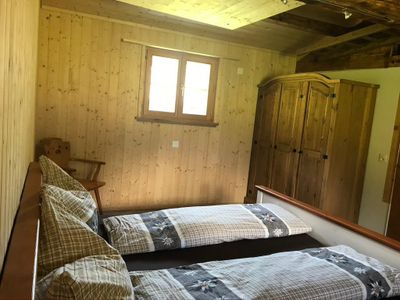 Schlafzimmer mit Doppelbett und kleinem Massenlager für max. 3 Kinder (Zugang über Leiter).