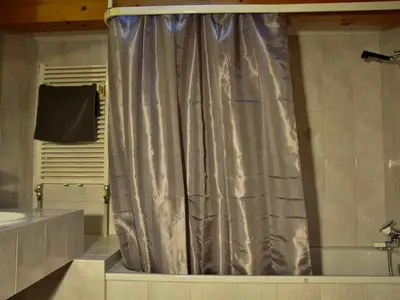 Badezimmer im OG, mit Badewanne, Dusche und Toilette